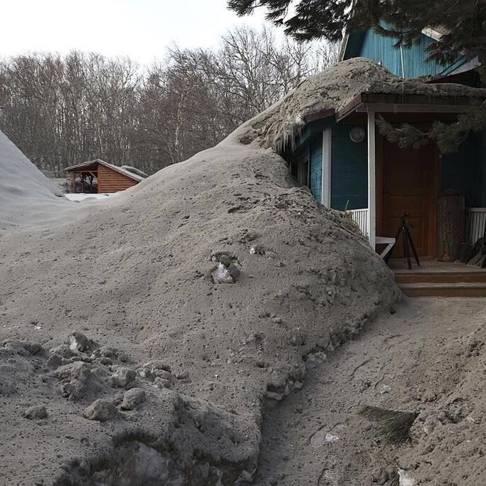 Volcano spews ash cloud for 2nd day on Russia's Kamchatka